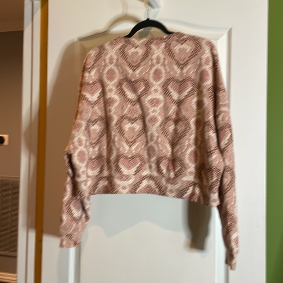 Chaser sweatshirt, crop size small pit to pit 25 NWT🩷🩷🩷 - Picture 2 of 4